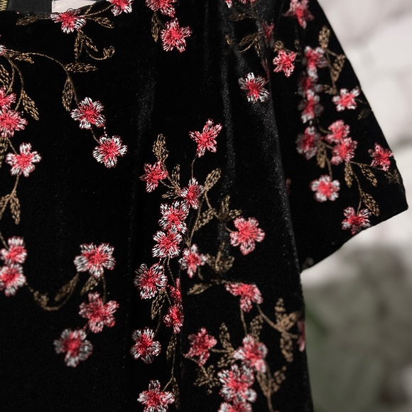 Calvin Klein Short Sleeve Velvet Floral Embroidered Shift Dress - Picture 3 of 4